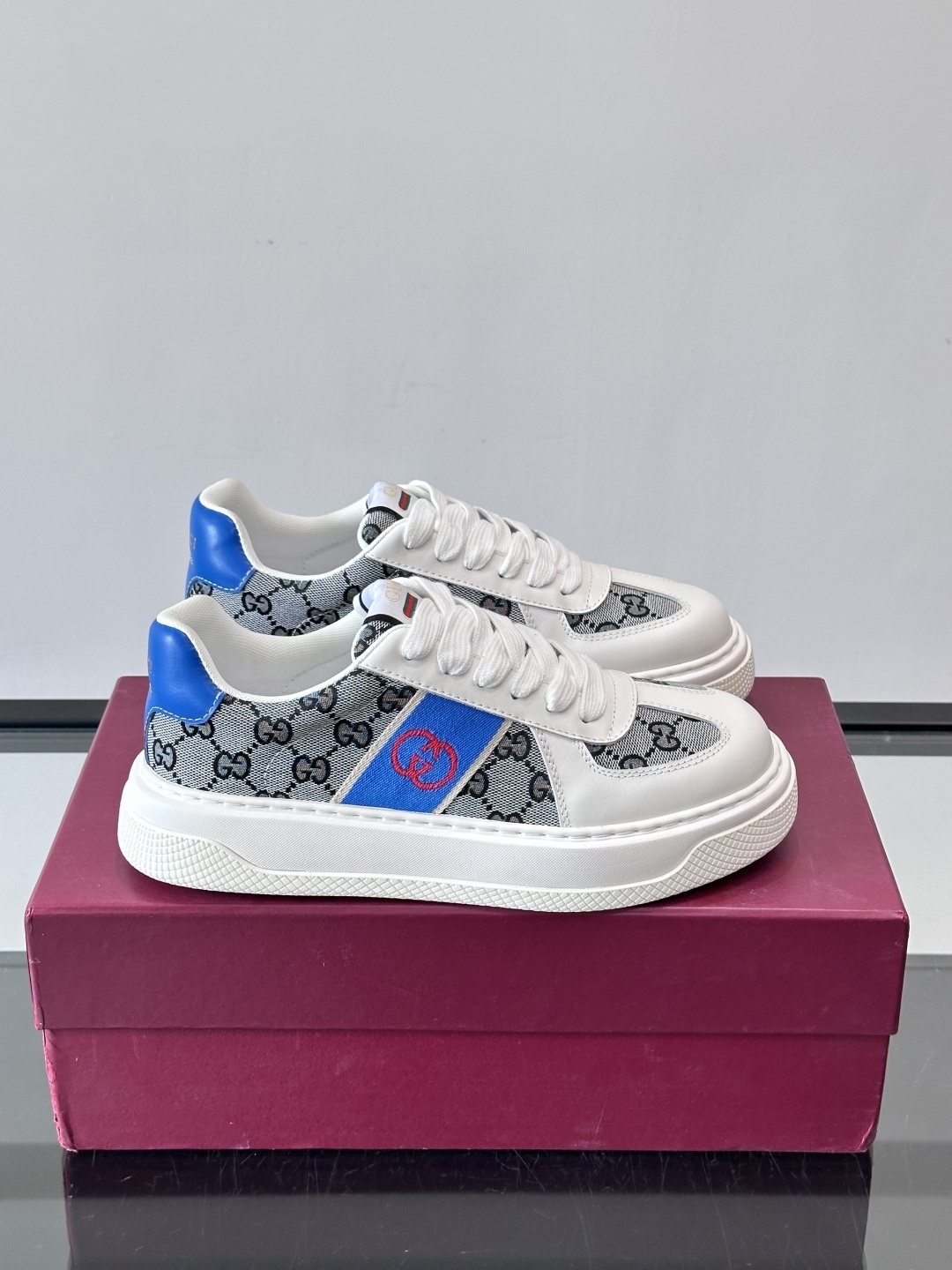 Gucci Men's Blue Accent Low-Top Sneakers